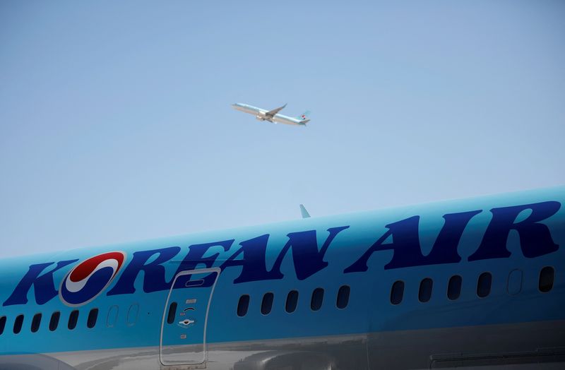 &copy; Reuters. 韓国公正取引委員会は２２日、国内航空最大手の大韓航空によるアシアナ航空の買収を条件付きで承認した。仁川で２０１７年撮影。（２０２２年　ロイター/Kim Hong-Ji）