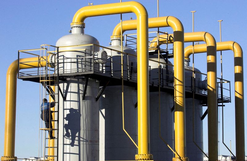 &copy; Reuters. FILE PHOTO: A worker climbs a cylinder at a gas compressor station at the Yamal-Europe pipeline near Nesvizh, some 130 km (81 miles) southwest of Minsk December 29, 2006. REUTERS/Vasily Fedosenko/File Photo