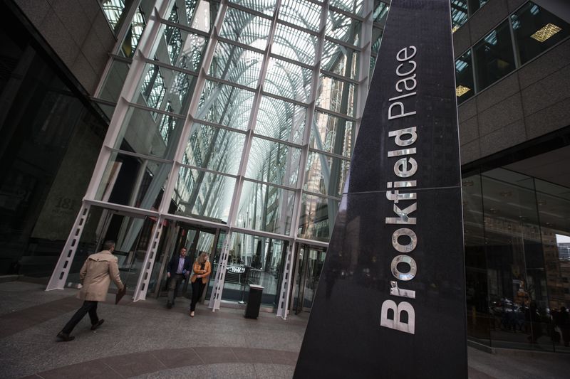 &copy; Reuters. FILE PHOTO: People walk to Brookfield Place off Bay Street on the day of the annual general meeting for Brookfield Asset Management shareholders in Toronto, May 7, 2014.  REUTERS/Mark Blinch 