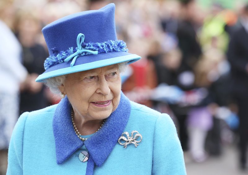 &copy; Reuters. La reine Elizabeth II ne participera pas à un événement virtuel prévu mardi, la souveraine souffrant de symptômes de COVID-19 semblables à ceux d'un rhume, a annoncé un porte-parole de Buckingham Palace. /Photo d'archives/REUTERS/Andrew Milligan