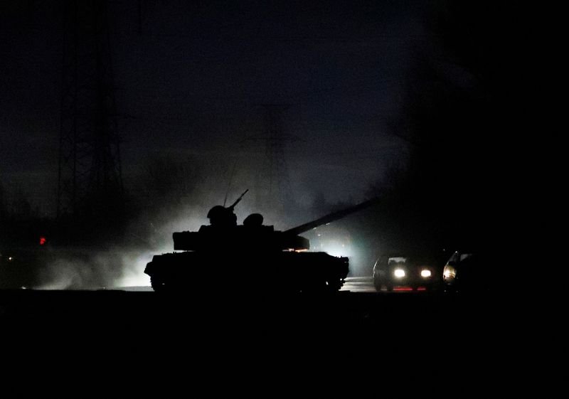 &copy; Reuters. Tanque em rua na região separatista ucraniana de Donetsk
22/02/2022 REUTERS/Alexander Ermochenko