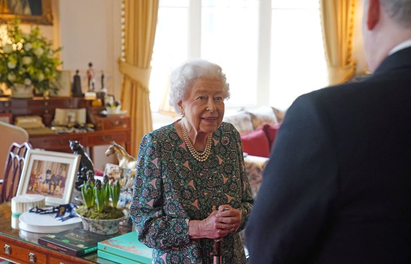 &copy; Reuters. FOTO DE ARCHIVO: La reina Isabel sostiene una audiencia en Windsor, Gran Bretaña, 16 de febrero del 2022. Steve Parsons/Pool via REUTERS