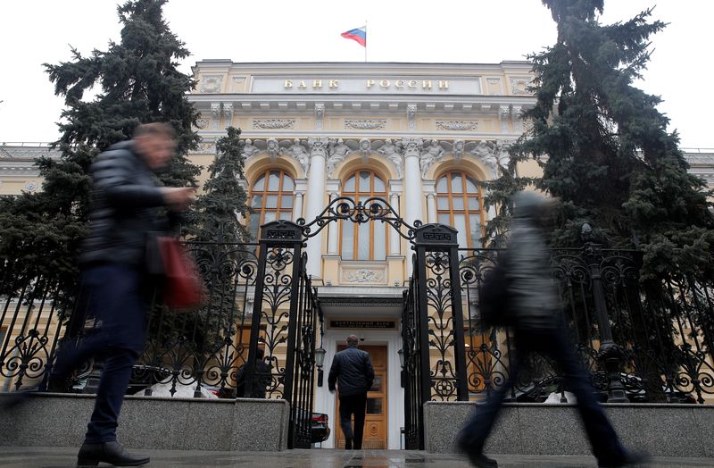 &copy; Reuters. Pedestres caminham em frente à sede do BC da Rússia, em Moscou
11/02/2019
REUTERS/Maxim Shemetov