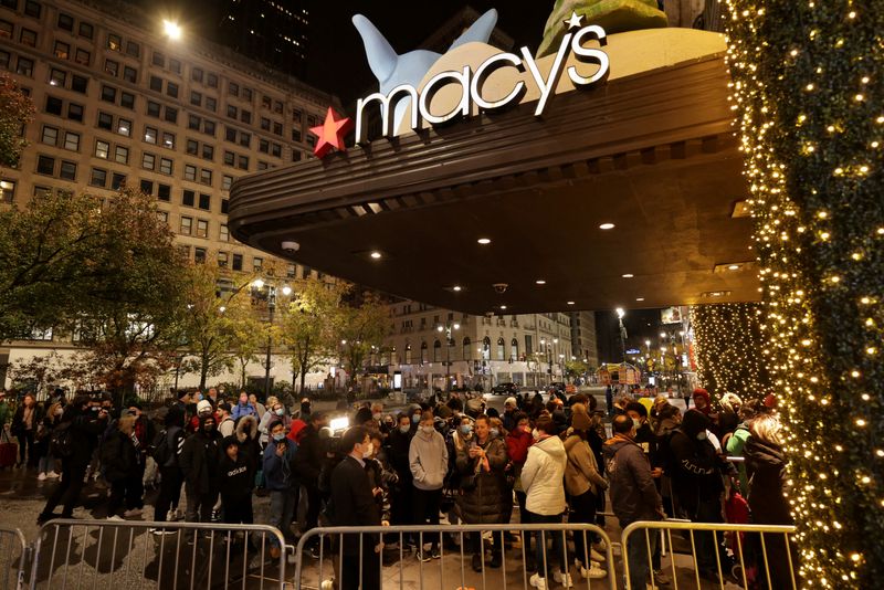&copy; Reuters. FILE PHOTO: People wait in line at Macy's before Black Friday sales in the Manhattan borough of New York City, New York, U.S., November 26, 2021. REUTERS/Jeenah Moon/File Photo