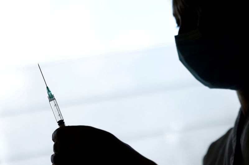 &copy; Reuters. FOTO DE ARCHIVO: Una dosis de la vacuna de Pfizer-BioNTech contra el COVID-19 en un centro de vacunación en el Hospital Confluente de Nantes, durante la campaña de vacunación contra el COVID-19 en Francia, 18 de marzo de 2021. REUTERS/Stephane Mahe