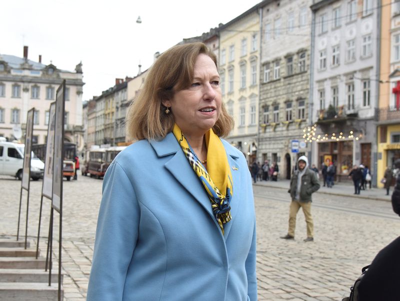 &copy; Reuters. Encarregada de Assuntos na embaixada dos EUA na Ucrânia, Kristina Kvien, fala com jornalistas em Lviv, na Ucrânia
15/02/2022 REUTERS/Pavlo Palamarchuk