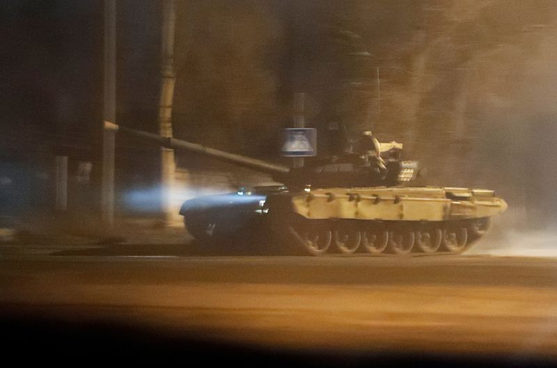 &copy; Reuters. Tanque em rua de Donetsk
22/02/2022 REUTERS/Alexander Ermochenko