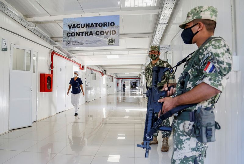 &copy; Reuters. Soldados paraguaios fazem plantão em posto de vacinação contra a Covid-19 em Itaugua, Paraguai
22/02/2021
REUTERS/Cesar Olmedo
