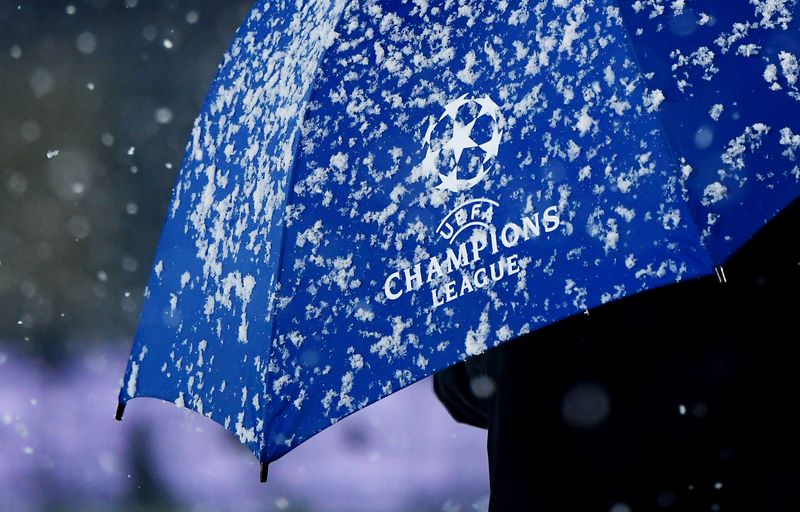 &copy; Reuters. Logo da Liga dos Campeões antes de partida entre Atalanta e Villarreal em Bergamo, na Itália
08/12/2021 REUTERS/Alberto Lingria