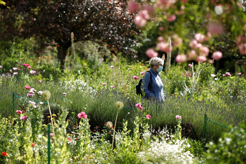 &copy; Reuters. Mulher visita os jardins da casa e fundação do impressionista Claude Monet em Giverny, França
09/06/2020
REUTERS/Benoit Tessier