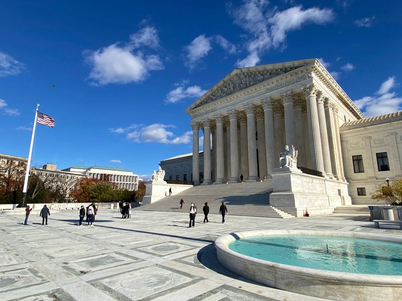 &copy; Reuters. FILE PHOTO: A general view of the U.S. Supreme Court building in Washington, U.S., November 26, 2021. REUTERS/Will Dunham/File Photo