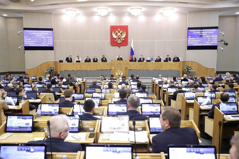 &copy; Reuters. La chambre haute du Parlement de Russie a demandé à ses élus de revenir participer à une séance mardi à partir de 15h00 GMT après une pause, une initiative inhabituelle qui intervient après leur vote approuvant les traités d'amitié entre la Russ