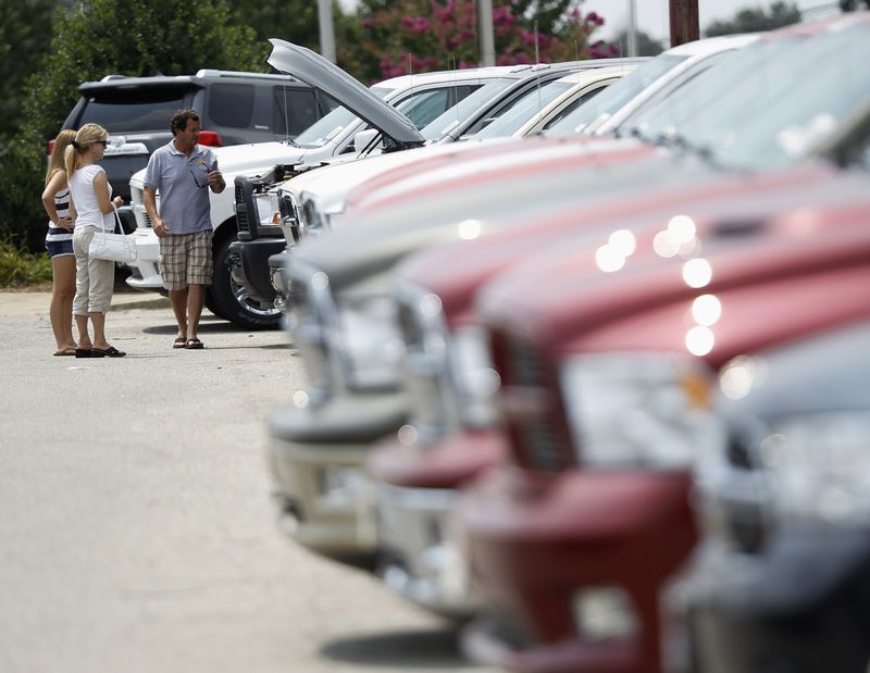 &copy; Reuters. FILE PHOTO - A family looks at Dodge Ram pick up trucks in Silver Spring, Maryland, August 1, 2012. REUTERS/Gary Cameron 