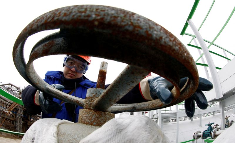 &copy; Reuters. FILE PHOTO: An employee works at the Bashneft - Novoil refinery in the city of Ufa, in this April 11, 2013 picture. REUTERS/Sergei Karpukhin/File Photo