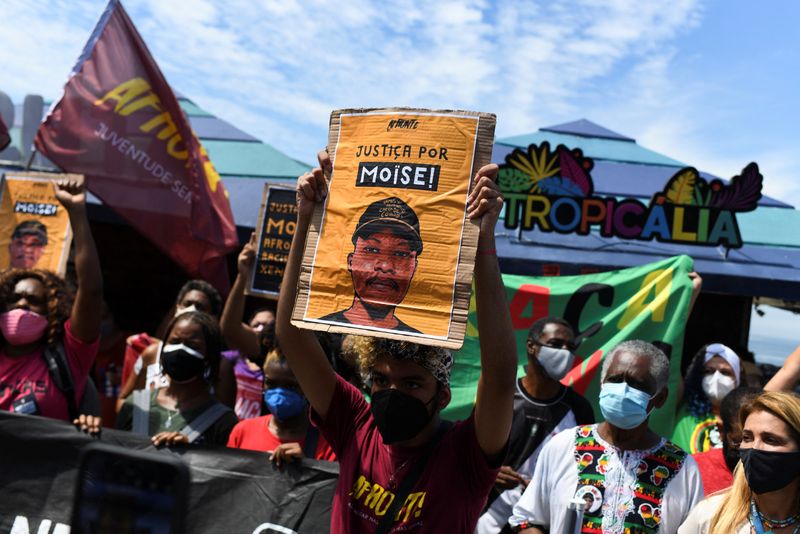 &copy; Reuters. Manifestantes protestam contra morte de refugiado congolês Moïse na praia da Barra, no Rio de Janeiro
05/02/2022
REUTERS/Lucas Landau