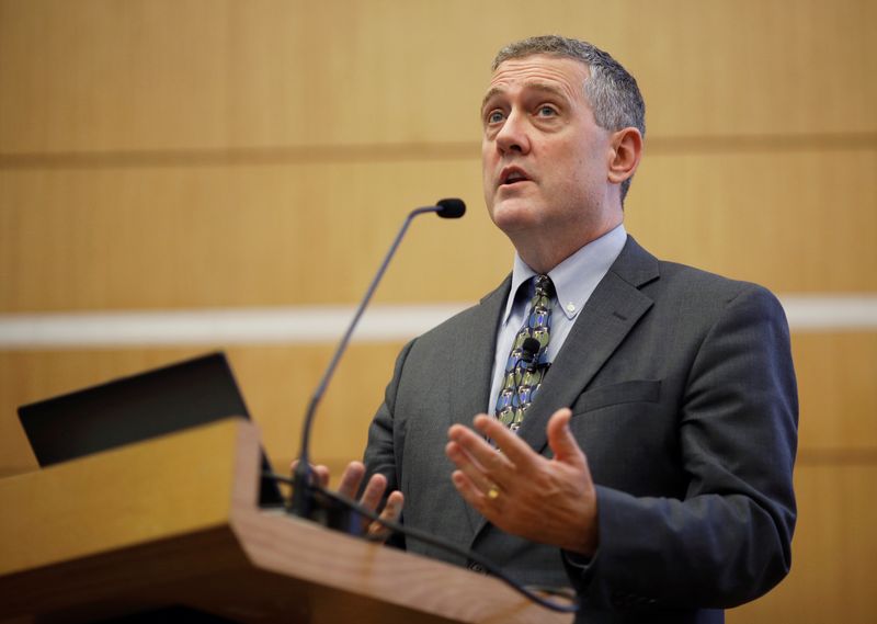 &copy; Reuters. IMAGEN DE ARCHIVO REFERENCIAL.  El presidente de la Reserva Federal de St. Louis, James Bullard, habla durante un evento en Sungapur, Octubre 8, 2018. REUTERS/Edgar Su