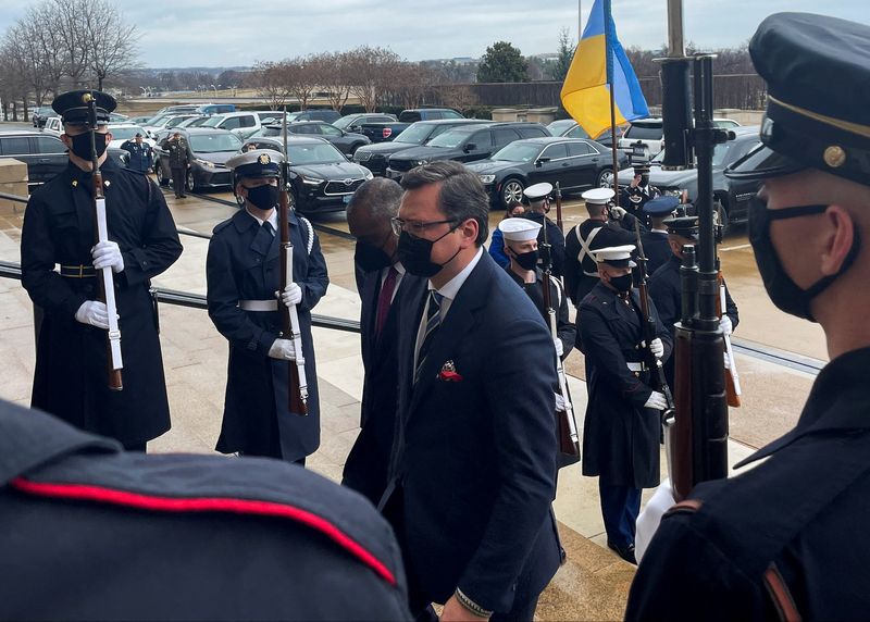 &copy; Reuters. U.S. Defense Secretary Lloyd Austin walks into the Pentagon with Ukraine's Foreign Minister Dmytro Kuleba for meetings about Russia and the crisis in Ukraine in Washington, U.S., February 22, 2022. REUTERS/Idrees Ali - RC25PS9EXUUJ