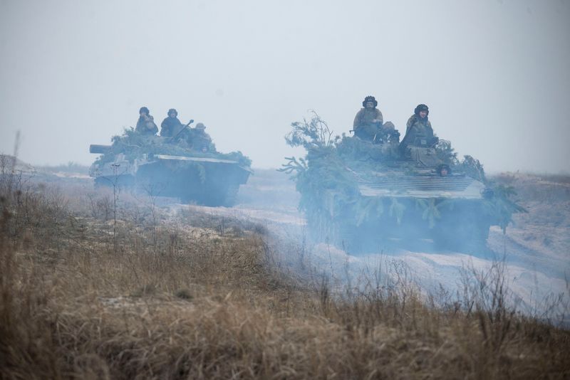 &copy; Reuters. Miembros del servicio ucranianos viajan sobre vehículos de combate blindados durante ejercicios tácticos en un campo de entrenamiento en un lugar desconocido en Ucrania, en esta foto publicada el 22 de febrero de 2022. Servicio de prensa del Estado Mayo