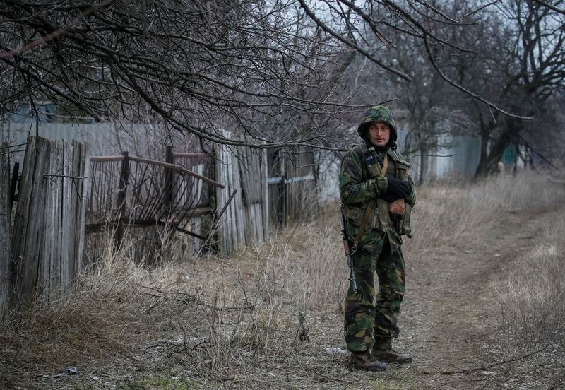 © Reuters. جندي أوكراني يقف عند الخط الأمامي للقتال قرب مدينة نوفولوخانسكي في دونيتسك يوم الثلاثاء. تصوير:جليب جارانيش-رويترز.