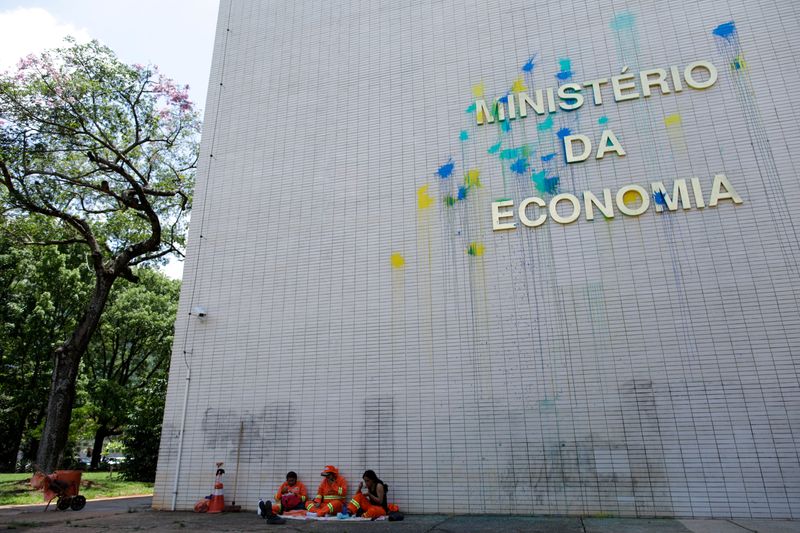 &copy; Reuters. FILE PHOTO: Public cleaning employees sit and eat lunch at the Ministry of Economy headquarters building in Brasilia, Brazil October 22, 2021. REUTERS/Ueslei Marcelino