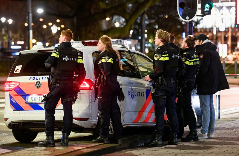 © Reuters. أفراد من الشرطة الهولندية يقفون قرب متجر لأبل في وسط أمستردام خلال واقعة الاحتجاز يوم الثلاثاء. تصوير:رويترز.