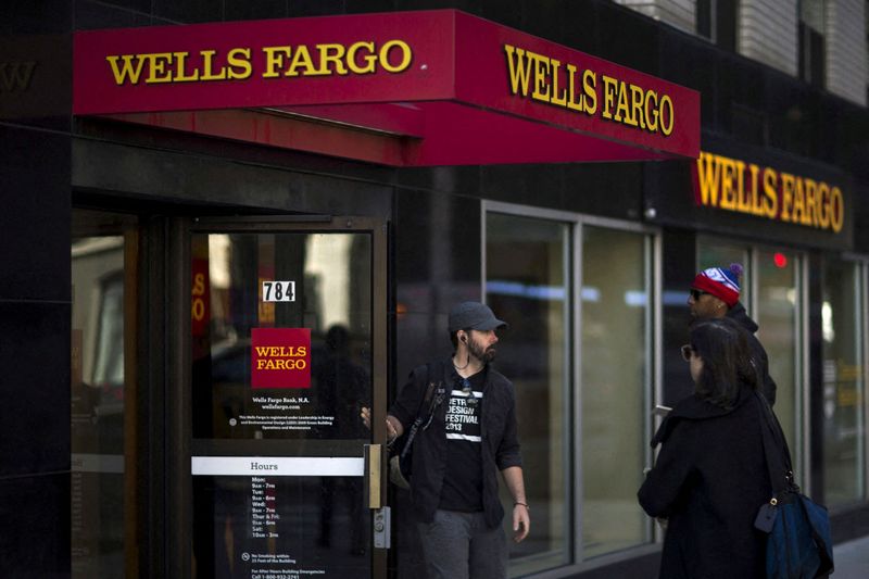 &copy; Reuters. FILE PHOTO: People exit and enter Wells Fargo ATM in the Manhattan borough of New York, October 10, 2015.  REUTERS/Eduardo Munoz