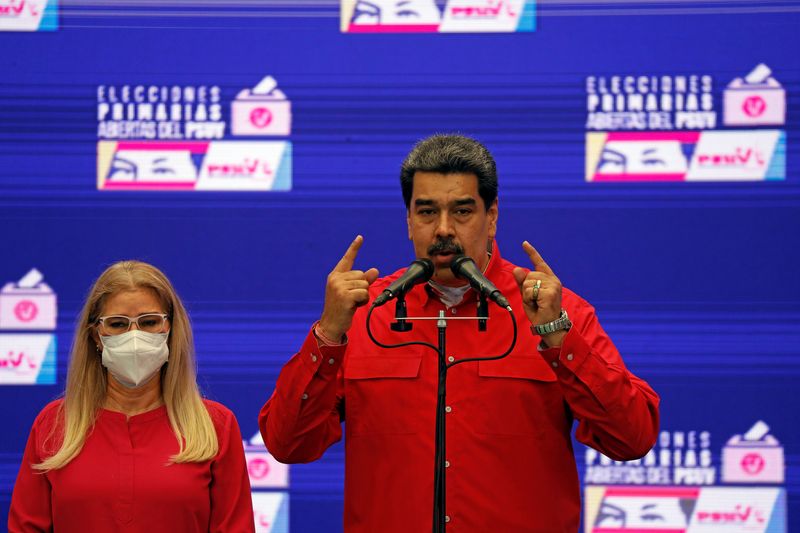 &copy; Reuters. La primera dama Cilia Flores junto al presidente Nicolás Maduro mientras habla con los medios de comunicación después de votar en las primarias del gobernante Partido Socialista para las elecciones regionales de noviembre para gobernadores y alcaldes, 