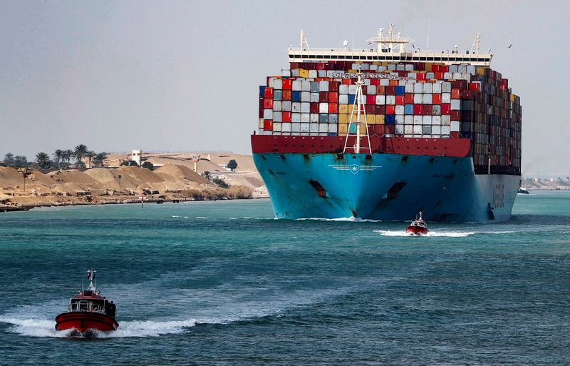 © Reuters. FILE PHOTO: A shipping container passes through the Suez Canal in Suez, Egypt February 15, 2022. REUTERS/Mohamed Abd El Ghany