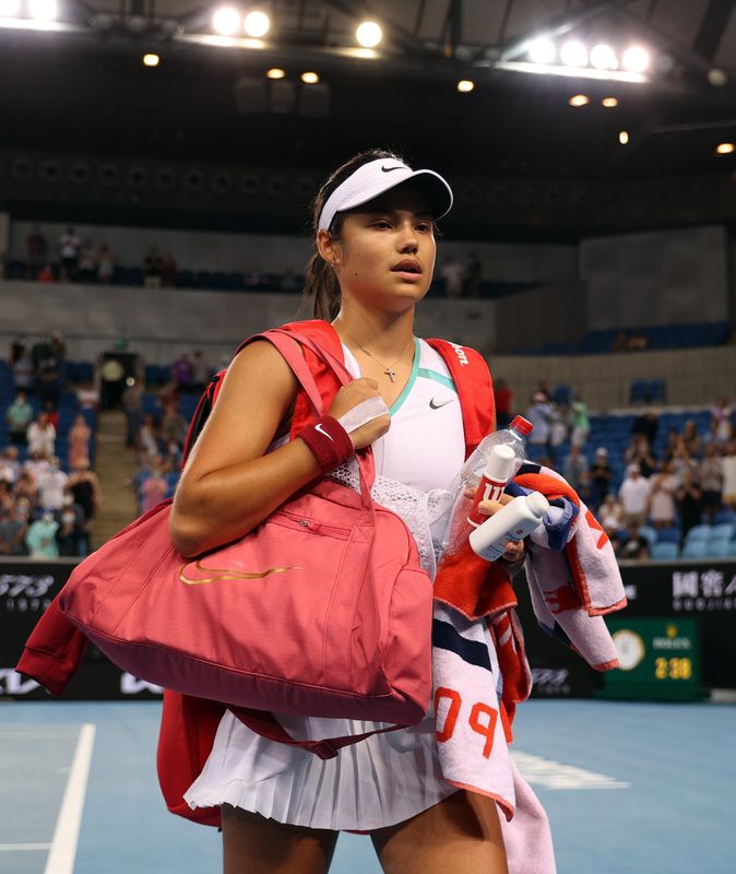 &copy; Reuters. إيما رادوكانو بطلة أمريكا المفتوحة بعد مباراة في بطولة أستراليا المفتوحة للتنس في ملبورن يوم 20 يناير كانون الثاني 2022. تصوير: لورين إيليوت - ر