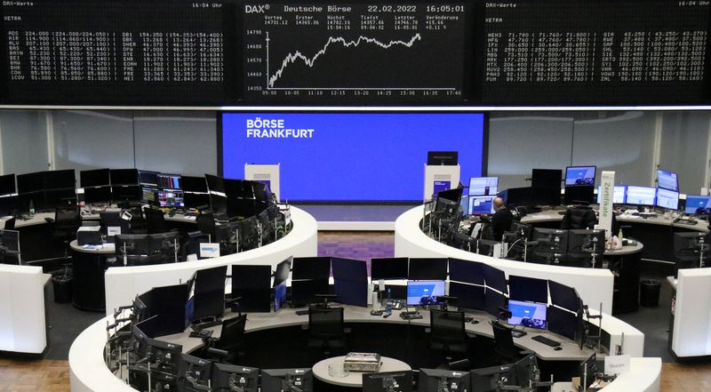 &copy; Reuters. FOTO DE ARCHIVO: El gráfico del índice de precios alemán DAX en una pantalla en el interior de la Bolsa de Fráncfort, Alemania, el 22 de febrero de 2022. REUTERS/Personal