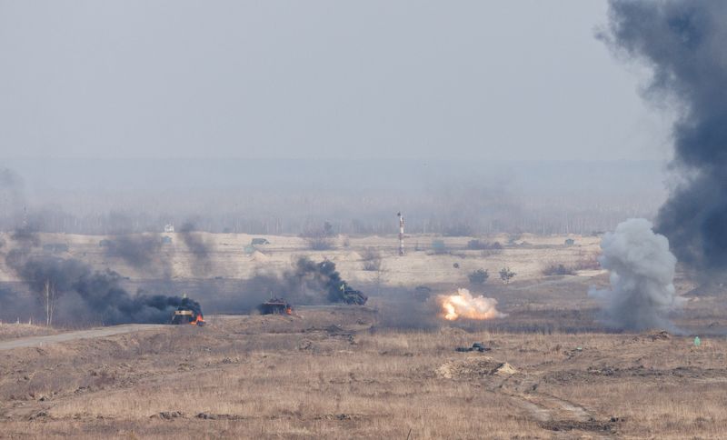 &copy; Reuters. انفجار خلال مناورة عسكرية للجنود الأوكرانيين في مركز تدريب في ريفن يوم 16 فبراير شباط 2022. تصوير: أنطونيو برونيتش - رويترز