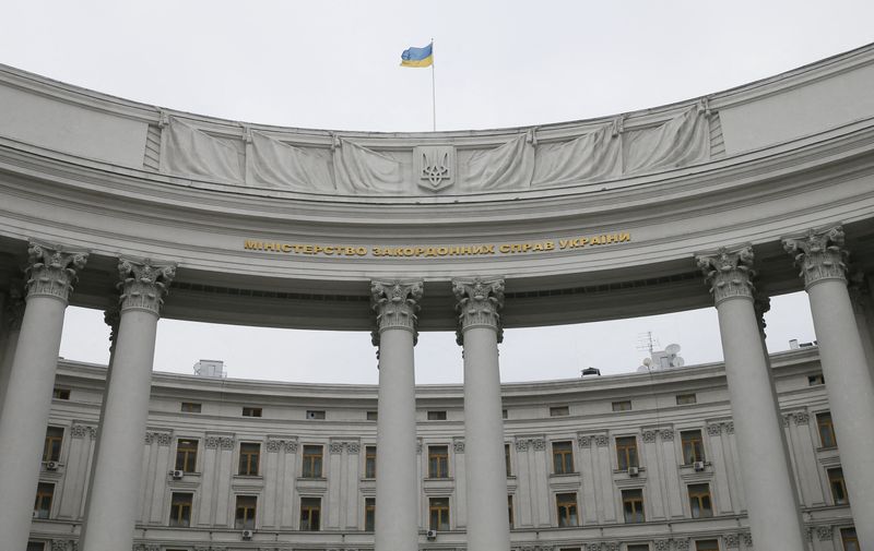 &copy; Reuters. Bâtiment du ministère ukrainien des Affaires étrangères, à Kiev. L'Ukraine a appelé mercredi les puissances occidentales à infliger davantage de sanctions à la Russie afin de cibler l'économie russe, ainsi que l'entourage proche du président Vla