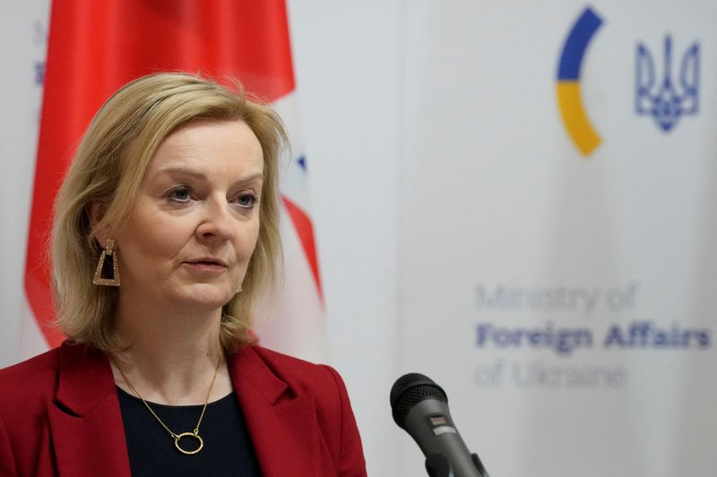 &copy; Reuters. FOTO DE ARCHIVO: La ministra de Exteriores británica, Liz Truss, en Kiev