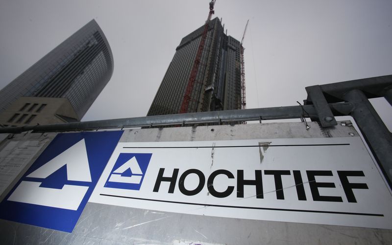 &copy; Reuters. FOTO DE ARCHIVO: El logotipo del grupo de construcción alemán Hochtief, propiedad de la española ACS, frente a un rascacielos en construcción en Fráncfort, Alemania, el 4 de enero de 2011. REUTERS/Wolfgang Rattay