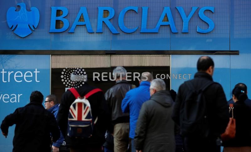 &copy; Reuters. Clienti in coda presso una sede di Barclays a Manchester. 17 marzo 2016 REUTERS/Phil Noble/File Photo