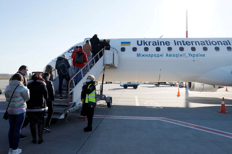 &copy; Reuters. مسافرون يصعدون طائرة تابعة للخطوط الجوية الأوكرانية في مطار بوريسبيل الدولي خارج كييف في الثالث من أبريل نيسان 2021. تصوير: جليب جارانيتش - رو
