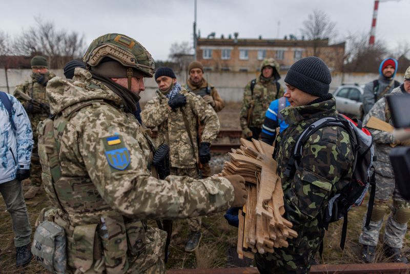 © Reuters. Des réservistes lors d'un entraînement tactique à Kiev, en Ukraine. L'Ukraine a commencé mercredi à enrôler des réservistes âgés de 18 à 60 ans suivant une décision par décret du président Volodimir Zelenski, annonce l'armée ukrainienne. /Photo prise le 19 février 2022/REUTERS/Antonio Bronic