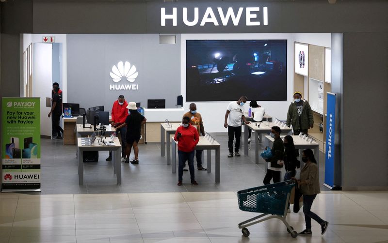 &copy; Reuters. FILE PHOTO: Customers and workers are seen at a Huawei store at Sandton City mall in Sandton, South Africa February 16, 2022. REUTERS/Siphiwe Sibeko/File Photo