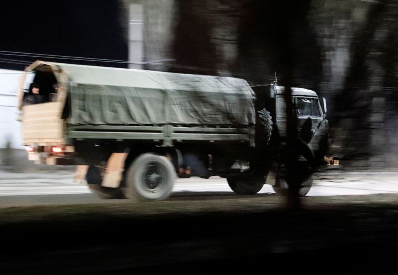 &copy; Reuters. Caminhão militar em rua de Donetsk
22/02/2022 REUTERS/Alexander Ermochenko