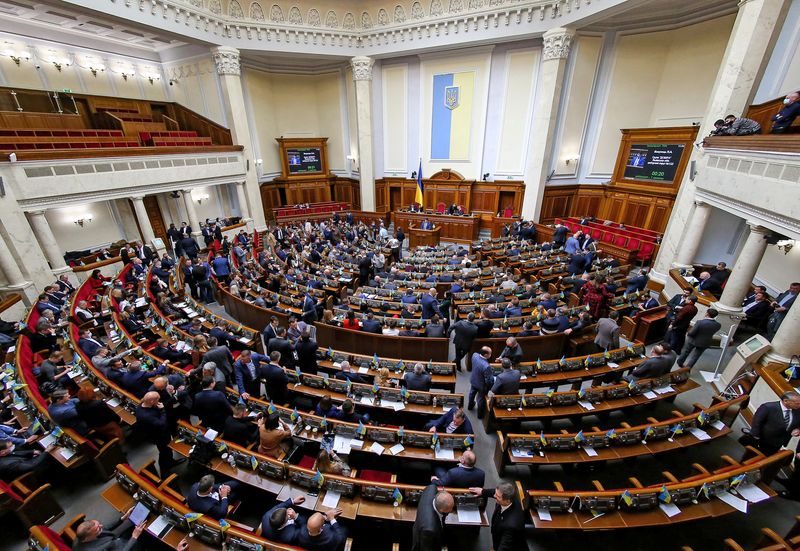© Reuters. أعضاء البرلمان الأوكراني يحضرون جلسة برلمانية في كييف يوم الأربعاء. تصوير: فياتشيسلاف راتينسكي - رويترز.