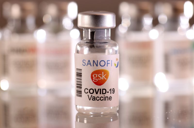 &copy; Reuters. Les laboratoires français Sanofi et britannique GSK annoncent mercredi qu'ils vont demander l'approbation réglementaire de leur vaccin contre le COVID-19, dont la sécurité et l'efficacité ont été démontrées dans des essais cliniques. /Photo d'ill