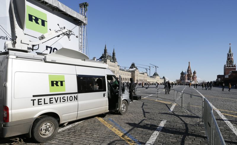 &copy; Reuters. Des véhicules de RT stationnés sur la place Rouge, à Moscou. La ministre britannique des Affaires étrangères Liz Truss a déclaré mercredi que l'autorité de régulation des médias, l'Ofcom, allait se pencher sur la chaîne d'information russe RT, 