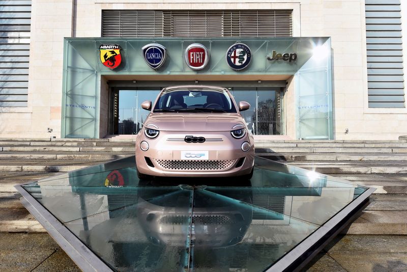 © Reuters. FILE PHOTO: The logo of Stellantis, the world's fourth-largest automaker which starts trading in Milan and Paris after Fiat Chrysler and Peugeot maker PSA finalised their merger, is seen next to a car displayed at the main entrance of FCA Mirafiori plant in Turin, Italy, January 18, 2021. REUTERS/Massimo Pinca/File Photo