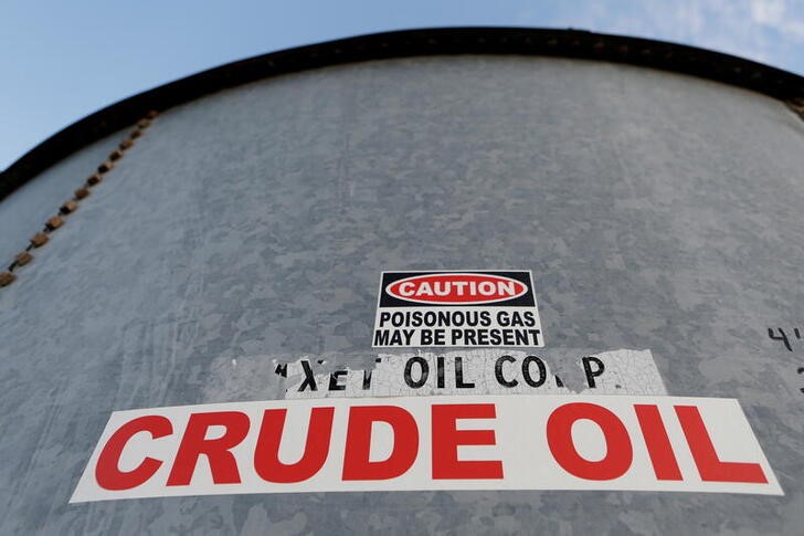 &copy; Reuters. Imagen de archivo de un tanque de almacenamiento de crudo en Mentone, Texas