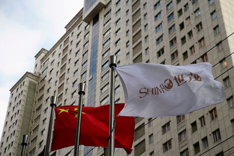 &copy; Reuters. FILE PHOTO: The flag of property developer Shimao Group flutters next to a Chinese flag in Shanghai, China January 13, 2022. REUTERS/Aly Song