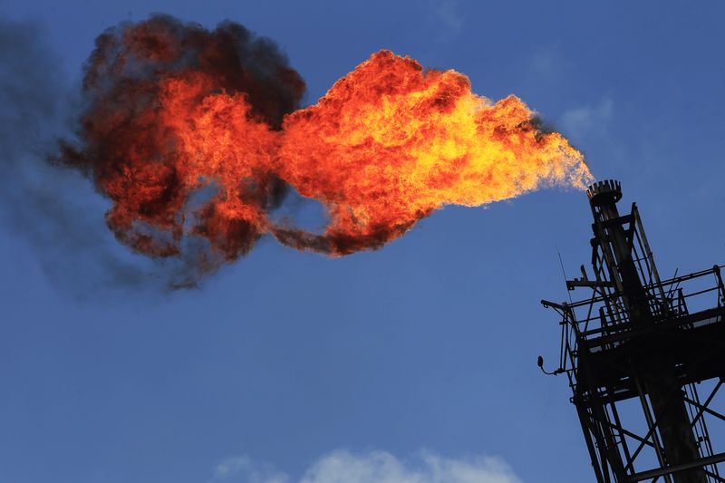 &copy; Reuters. Excess natural gas is being flared, or burnt off, at a flare stack at the refinery in Tula November 21, 2013. REUTERS/Henry Romero