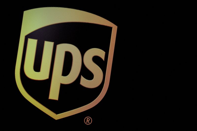 &copy; Reuters. FOTO DE ARCHIVO: El logotipo de la empresa United Parcel Service (UPS), en una pantalla en la Bolsa de Nueva York (NYSE) en Nueva York, Estados Unidos, 22 de octubre de 2019. REUTERS/Brendan McDermid/File Photo