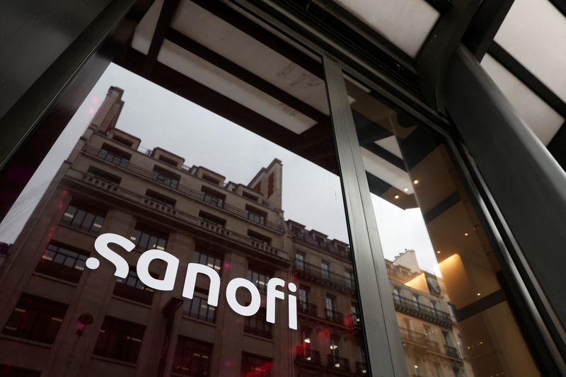 © Reuters. FILE PHOTO: Sanofi logo at the company's headquarters during the annual results news conference in Paris, France, February 4, 2022. REUTERS/Benoit Tessier