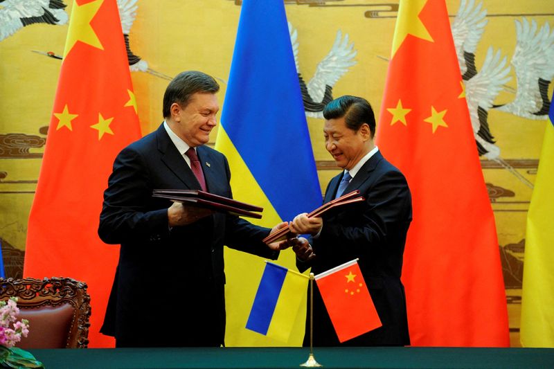 &copy; Reuters. FILE PHOTO: Ukraine's then presesident, Viktor Yanukovich (L), and Chinese President Xi Jinping exchange documents during a signing ceremony at the Great Hall of the People in Beijing December 5, 2013. REUTERS/Wang Zhao/Pool/File Photo