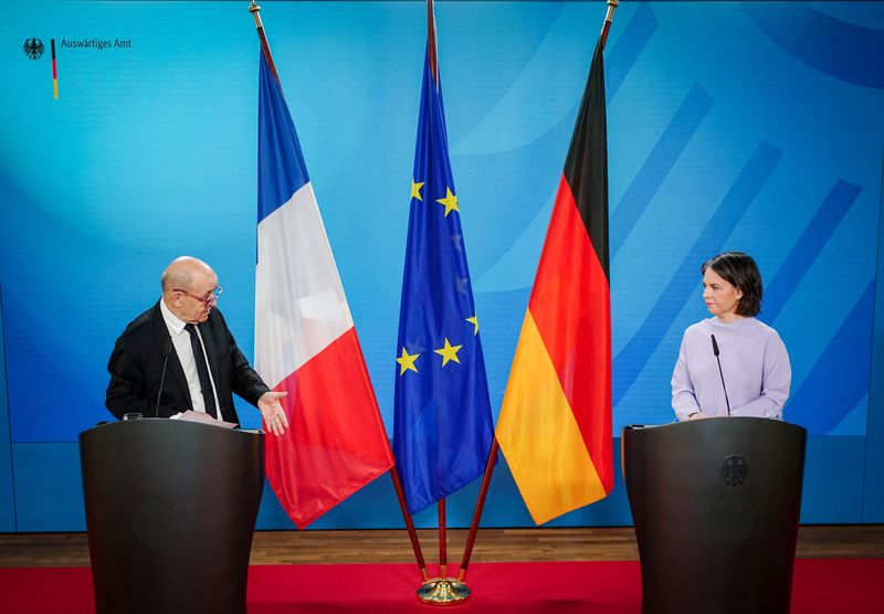 &copy; Reuters. وزيرة الخارجية الألمانية أنالينا بيربوك ونظيرها الفرنسي جان إيف لو دريان في مؤتمر صحفي في برلين يوم الأربعاء. صورة لرويترز من ممثل لوكالات 